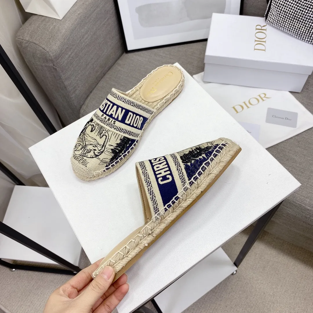 👟👟Ex-factory price 400👟👟 If the top version (original embroidery is done one to one) is cheaper, please avoid Dior | Dior ²⁰²¹𝐬𝐬🧡💚2021 early spring new products top version ⚠️The counter features the latest fisherman shoe series, hard goods are new🆕❥purchase level! Full of high-end feel! A popular model among bloggers at home and abroad, it’s retro and fashionable and looks amazing on your feet! Mainly recommended model on the official website ★━━━━━ ЅᏇєєt ━━━━━▪️ Upper: Original copy of pure cotton thread ➕ Three-dimensional electric embroidery ▪️ Lining: Imported water-dyed sheepskin lining ▪️ Outsole: Original handmade hemp rope combination wear-resistant rubber outsole ▪️ Shoe size: 35-39 (40 is custom-made and cannot be returned or exchanged) ▪️